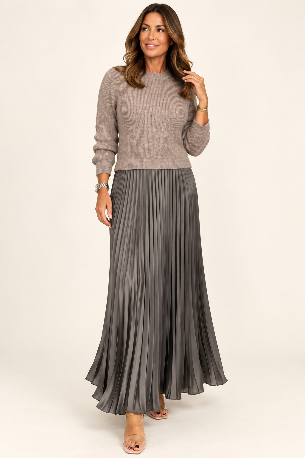 Conjunto taupe de punto y falda larga plisada gris — fotografía de catálogo
