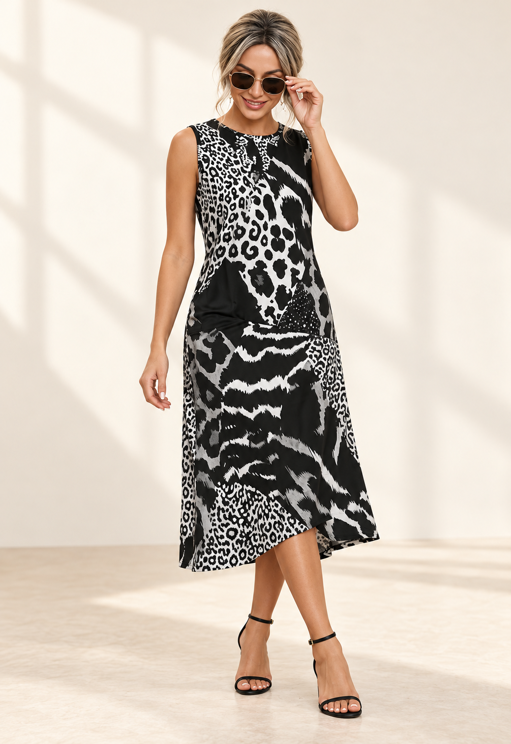Vestido midi sin mangas con estampado animal blanco y negro — fotografía de catálogo