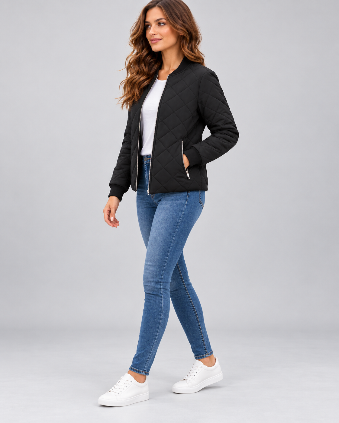 Chaqueta acolchada negra para mujer, vista completa de tres cuartos