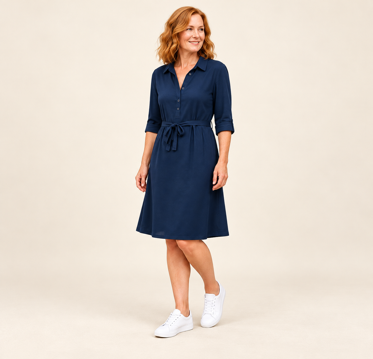 Vestido camisero azul marino con cinturón — fotografía de catálogo