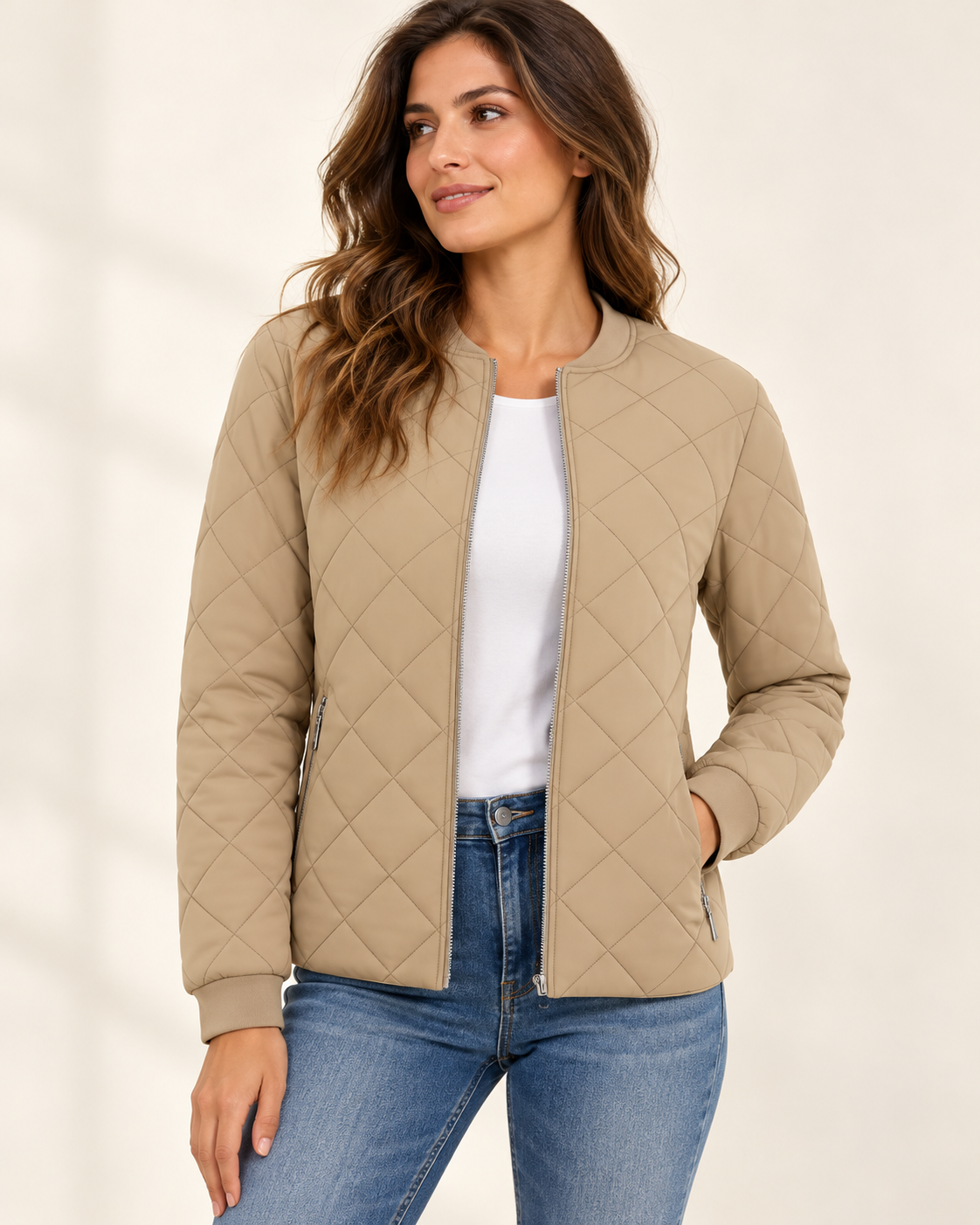 Chaqueta acolchada beige para mujer, vista de estudio